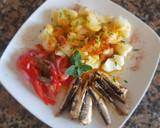 Foto del paso 3 de la receta: Sardinas, con papas, morrón y cebolla encurtidos