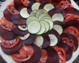 Foto del paso 2 de la receta Carpaccio de tomate corazón y remolacha con queso ahumado