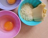 Foto del paso 1 de la receta: Mi omelette de queso 🥚 🧀 bien cocido, básico, nutritivo y saciante