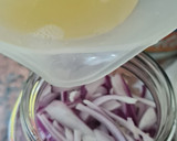 Foto del paso 3 de la receta: Cebolla morada encurtida 💜 solo dos ingredientes 💜