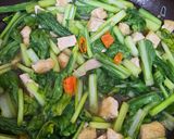 Foto langkah ke 5 dari resep Tumis Sawi Tahu Sederhana.