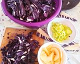 Póréhagymás, almás, lila káposzta, sült kolbásszal és hurkákkal recept fázis 2 fotója
