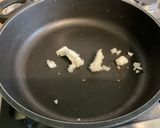 Une image de l'étape 6 de Nouilles aux crevettes et champignons au gingembre et curry.