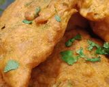 A picture of step 3 of Paratha pakoda.
