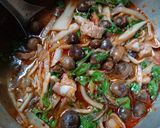 รูปขั้นตอนการทำที่ 6 ของ แกงหน่อไม้ดองใส่เห็ดถอบ 🍄🍲
