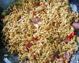 Foto langkah ke 5 dari resep Mie Goreng Burung Dara.