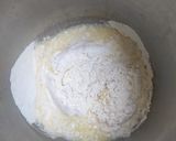 Hình bước làm 1 của món Pizza cá hồi xúc xích thịt xông khói