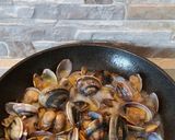 A picture of step 1 of Spaghetti with Clams and Shrimp.