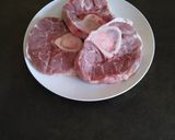 Foto del passaggio 2 della ricetta Ossobuco di manzo in umido