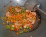 Foto langkah ke 4 dari resep Nasi goreng udang.