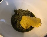 Une image de l'étape 1 de Sauce pesto de céleri et moutarde aux épices italiennes.