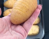 Une image de l'étape 1 de Pommes de terre rôties à la suédoise - hasselback potatoes.