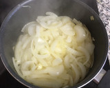 Foto del paso 1 de la receta: Crema de cebolla y patata con bacon frito