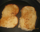 Foto del paso 2 de la receta: Desayuno con huevo, bacon y pan