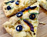 Foto del paso 3 de la receta: Focaccia de tomate seco, aceitunas negras y romero