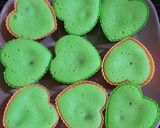 Foto langkah ke 7 dari resep Bolu Kukus Ketan Putih Pandan isi Selai Strawberry.