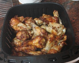Foto del paso 3 de la receta: Jamoncitos de pollo adobado y asados en freidora de aire con papas arrugas