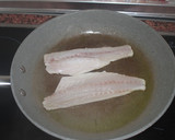 Foto del paso 8 de la receta: Filete de Lubina a la plancha, con salsa de limón, lima y miel, acompañado de ensalada de rúcula, manzana roja y aceitunas negras