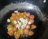 Foto del paso 3 de la receta: Salmón marinado en naranja, sobre cama de espinacas y patacón