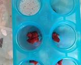 Foto langkah ke 3 dari resep Es Smoothies Strawberry Pisang popsicle.