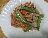 รูปขั้นตอนการทำที่ 4 ของ หมูสามชั้นสไลซ์ผัดถั่วหวานและแครอท เมนูอาหารเด็ก