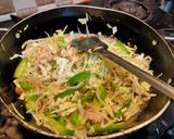 A picture of step 5 of Egg chicken noodles.
