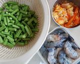 รูปขั้นตอนการทำที่ 1 ของ กุ้งผัดพริกเหลือง