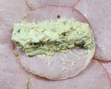 Foto del paso 3 de la receta: 🍢🍸Canapé de lomito ahumado relleno de pepinillo, huevo y mostaza 🍢🍸