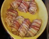 Baconbe göngyölt sajtos csirkemell paradicsomos bulgurral recept fázis 3 fotója