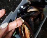 Foto langkah ke 1 dari resep Green mussels in white wine.