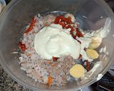 Foto del paso 4 de la receta: Huevos rellenos con atún gambas y surimi