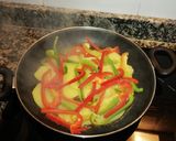 Foto del paso 1 de la receta Escalopines de lomo con patatas y pimientos