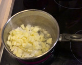 Foto del paso 1 de la receta: Sopa de curry y manzana, espárragos, huevo poché y bacon
