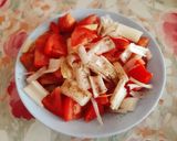 Une image de l'étape 2 de Salade tomate oignon vert 🍅🍴.