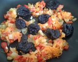 Foto del paso 5 de la receta: Longaniza en salsa con frutos secos