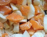 Foto del paso 3 de la receta: Ensalada de frutas con lo que tengo en la heladera 🍌🍊🍊🍎