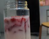 Foto langkah ke 2 dari resep Strawberry Milkshake 🍓.