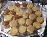 Foto del paso 7 de la receta: Alfajores de chocolate con manteca de maní