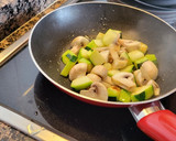 Foto del paso 3 de la receta: Salteado de calabacín, champiñones y macarrones con aguacate