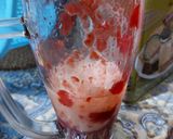 Foto langkah ke 3 dari resep Strawberry yakult milk.