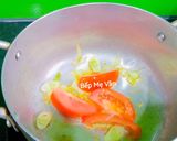 Hình bước làm 2 của món Canh chua chay đậu hủ trắng,nấm kim châm và cà chua