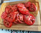 Une image de l'étape 2 de Salade de betteraves rouges aux deux tomates, oignon rouge et mozzarella.