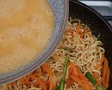 A picture of step 5 of Crustless Instant Noodle Cake.