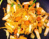 Hình bước làm 3 của món Cơm rang xúc xích Hàn Quốc