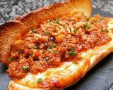 Foto del paso 5 de la receta: Brioche de picadillo cubano con mozzarella gratinada