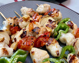 Foto del paso 3 de la receta: Brochetas de rape y merluza con salsa romescu y cachelos al pimentón