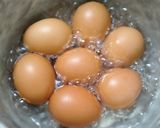 Foto langkah ke 1 dari resep Telur Masak Kecap.