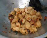 Foto langkah ke 4 dari resep Tumis Tahu Putih,Telur Saos Tiram Daun Jeruk.