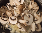 Foto del paso 2 de la receta: Guarnición de champiñones y cebolla en salsa de queso al curry