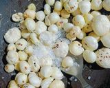 A picture of step 2 of Sweet Salty Makhana.